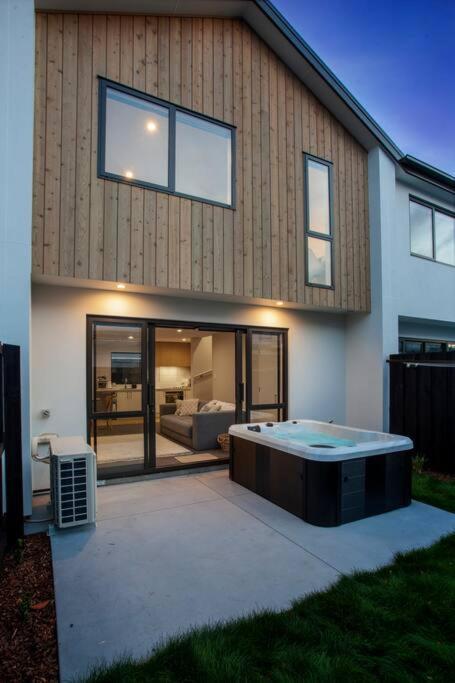 クライストチャーチStylish Townhouse With Hot Tubアパートメント エクステリア 写真
