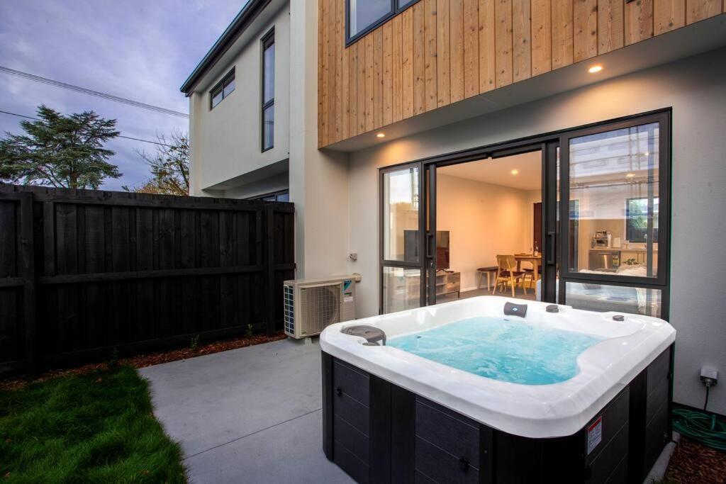 クライストチャーチStylish Townhouse With Hot Tubアパートメント エクステリア 写真